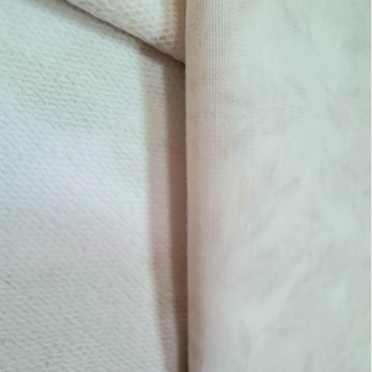 Darstellung der Rückseite eines Jersey-Stoffes mit der glatten Oberfläche und eines French Terry Stoffes mit der Schlingenstruktur.