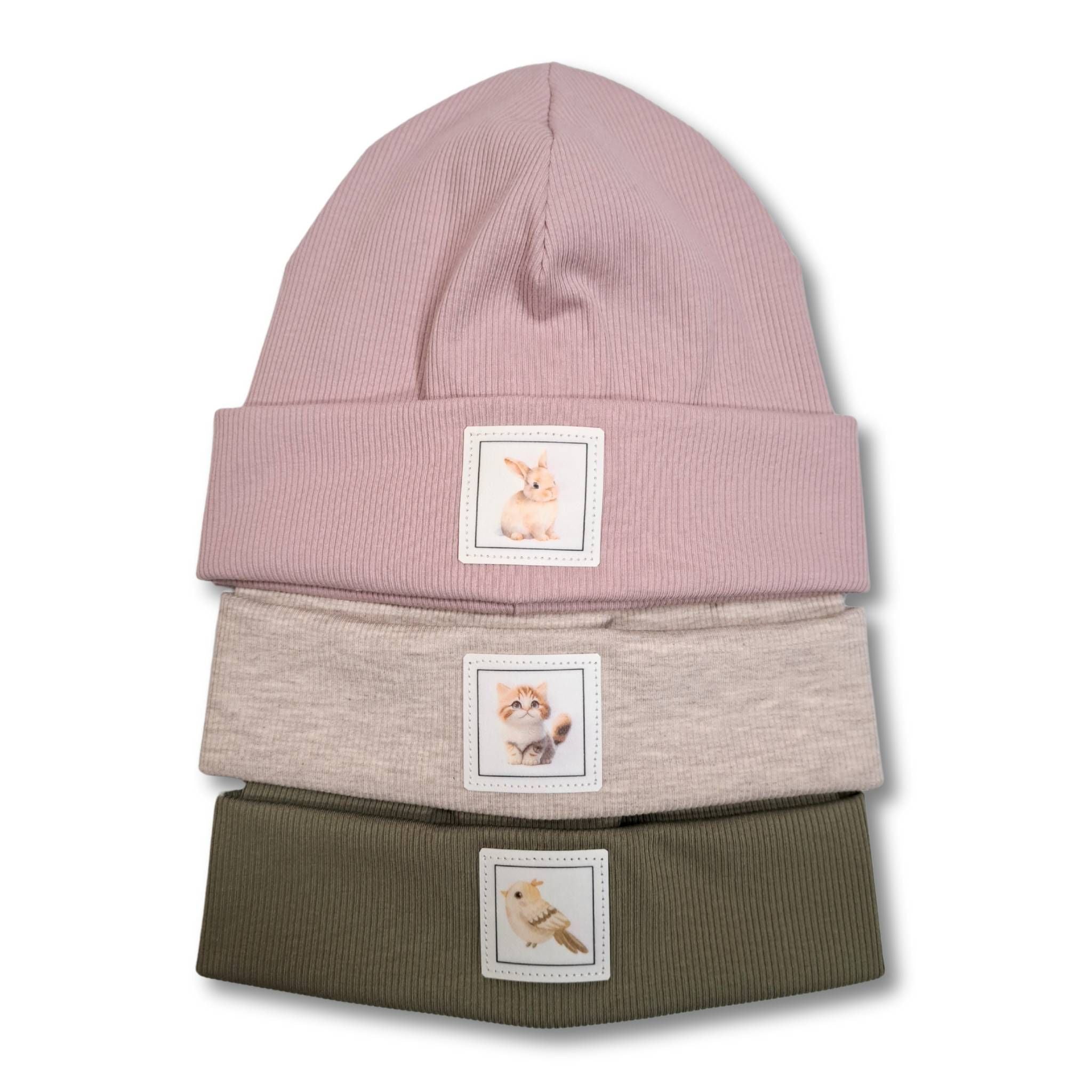 Kindermütze mit farbigem Patch aus Rib-Jersey. Hier die Ansicht der Farben altrosa, beige-meliert und olive.