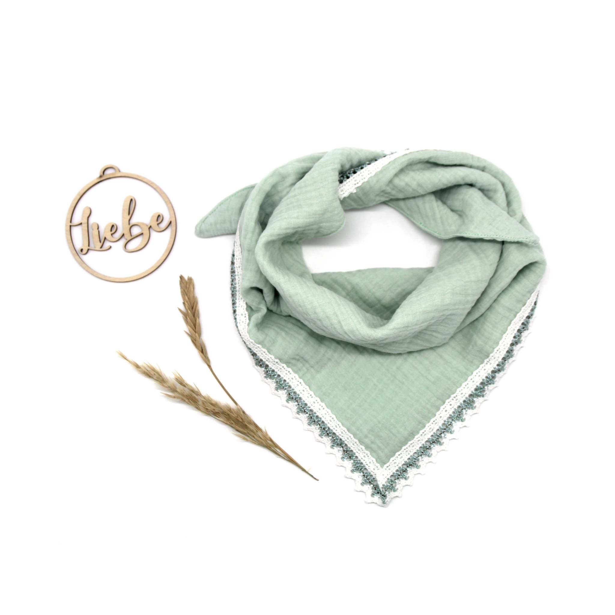 Tuch aus Musselin in hellmint mit einer Spitzenborte in weiß und mint.