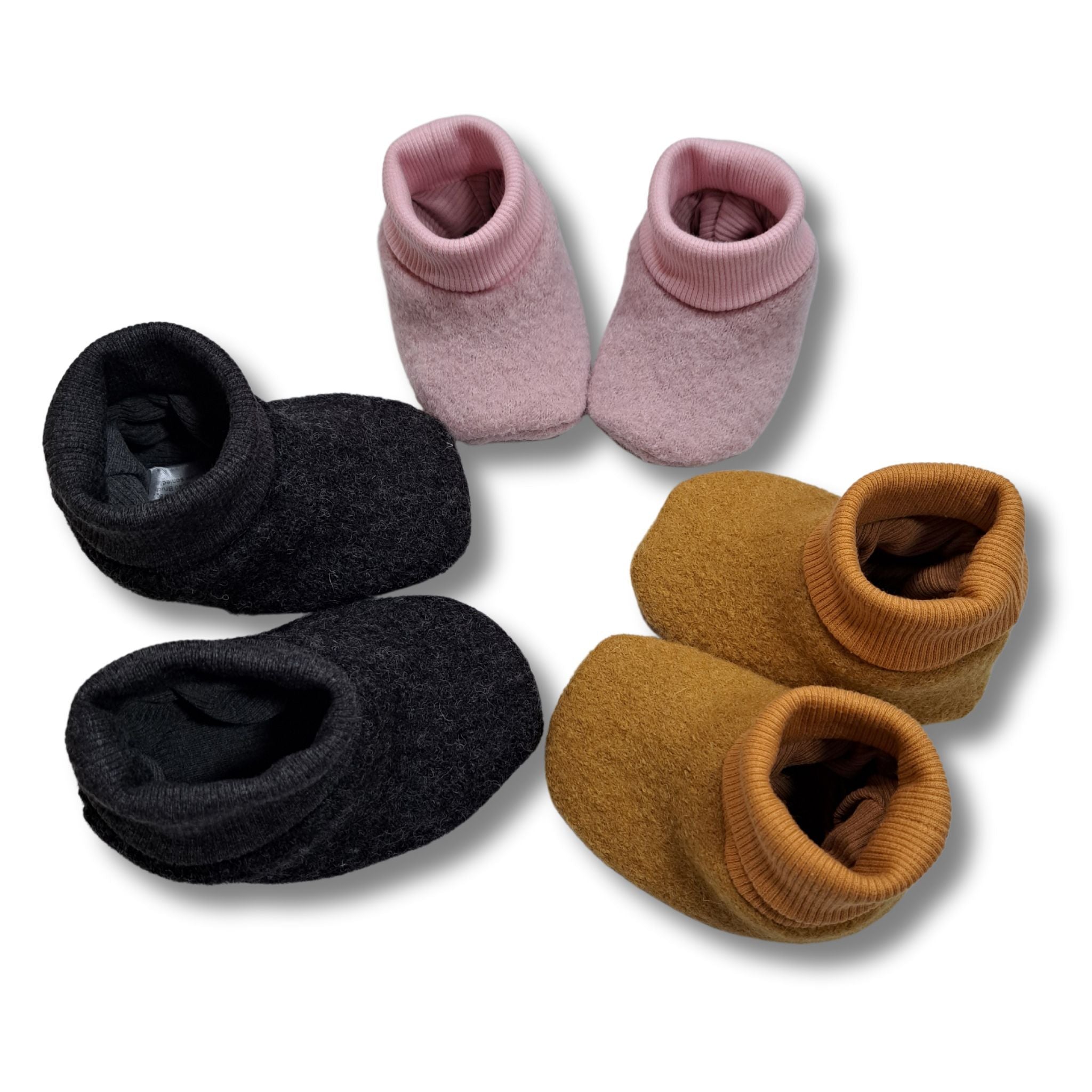 Babyschuhe aus Wollwalk, kuschelig und warm für zarte Babyfüßchen, Ansicht der Farben rosa, anthrazit und senf