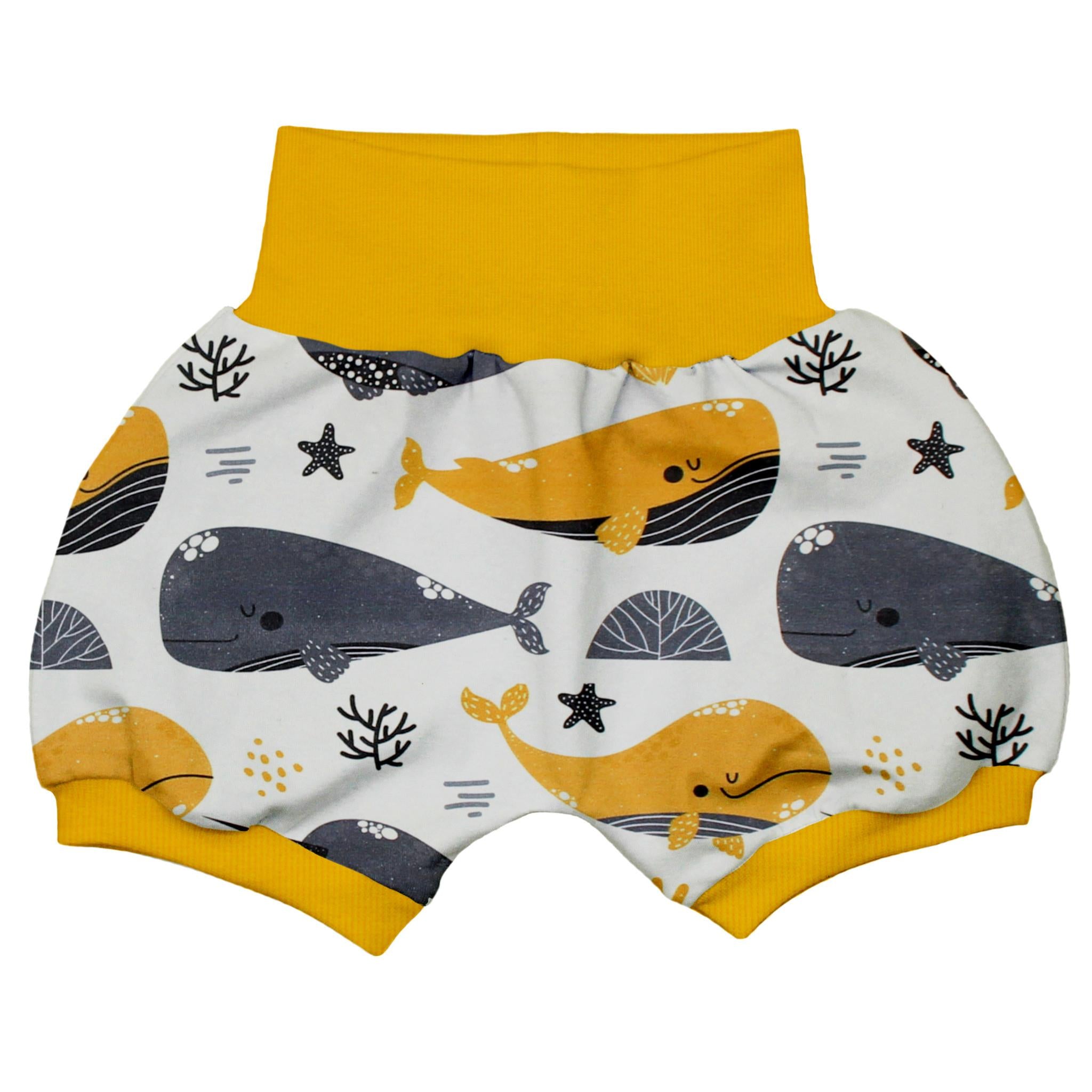 Kurze Pumphose für Babys und Kinder "Wale senf" in weiß mit Wal-Print in grau, senf und schwarz. Bündchen in senf.