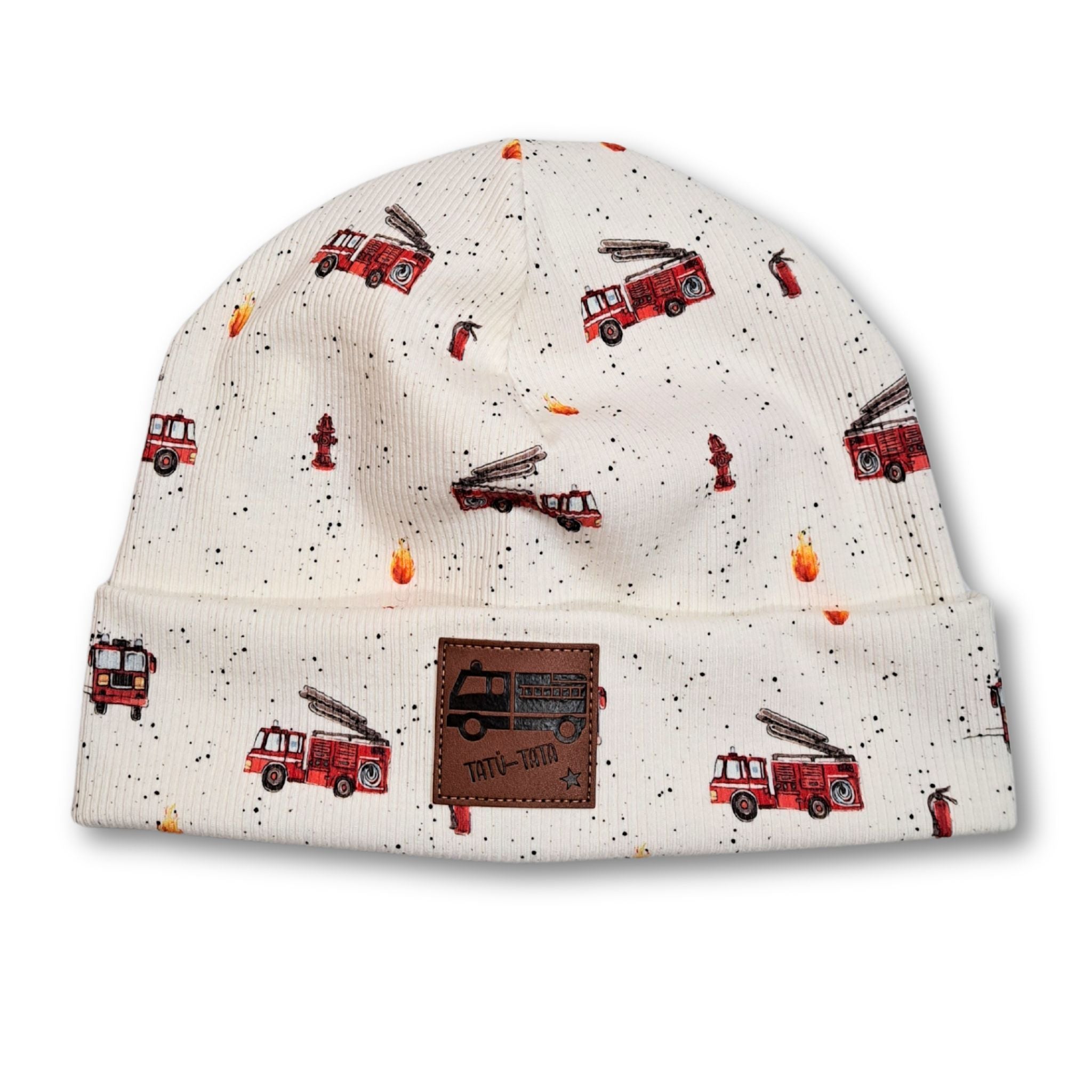 Mütze Feuerwehr aus weißem Rib-Jersey mit Feuerwehrfahrzeugen, Flammen und Hydranten in den Farben rot, weiß, gelb und orange.
