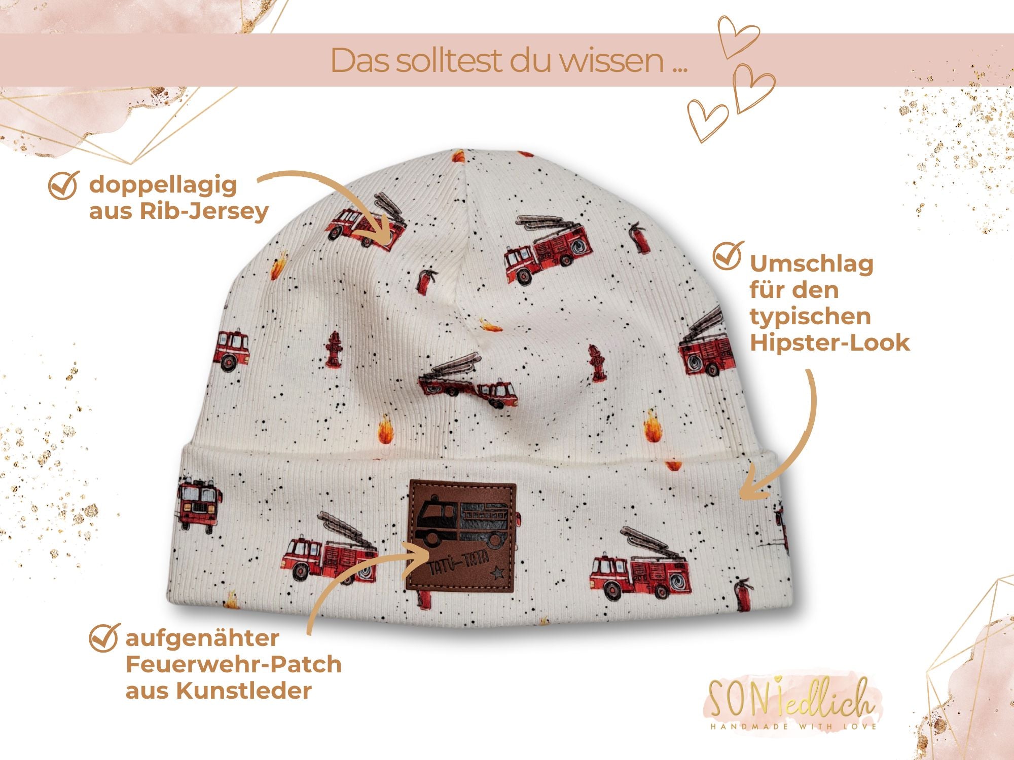 Mütze Feuerwehr aus weißem Rib-Jersey mit Feuerwehrfahrzeugen, Flammen und Hydranten in den Farben rot, weiß, gelb und orange. Mit Umschlag für den typischen Hipster-Look und braunem Kunstleder-Patch mit Feuerwehrauto.