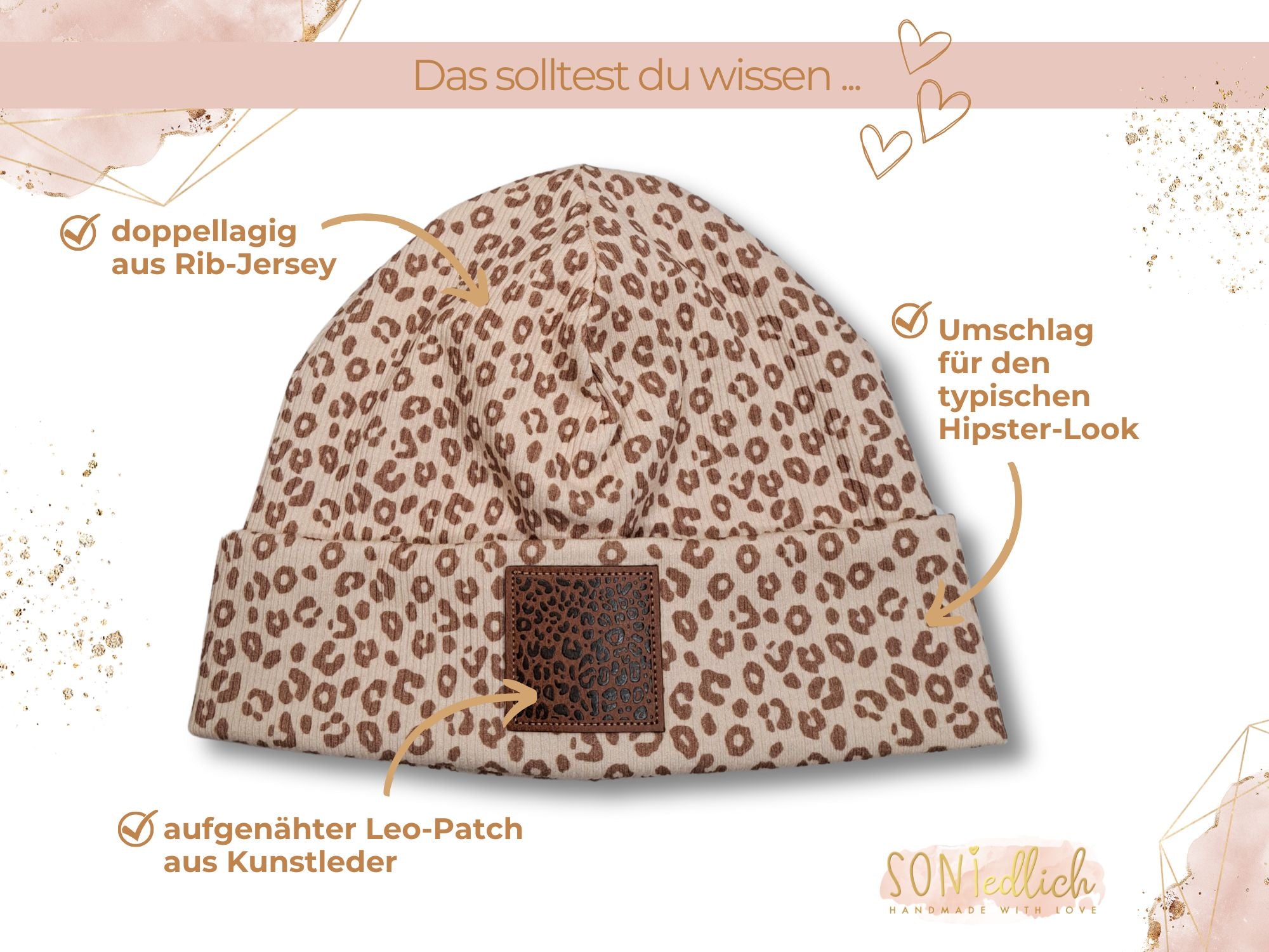 Mütze Leo aus beigem Rib-Jersey mit braunem Leo-Print. Doppellagig gefertigt mit dem typischen Hipster-Umschlag. Auf dem Umschlag ist ein brauner Kunstlederpatch aufgenäht mit einem schwarzen Leo-Muster.