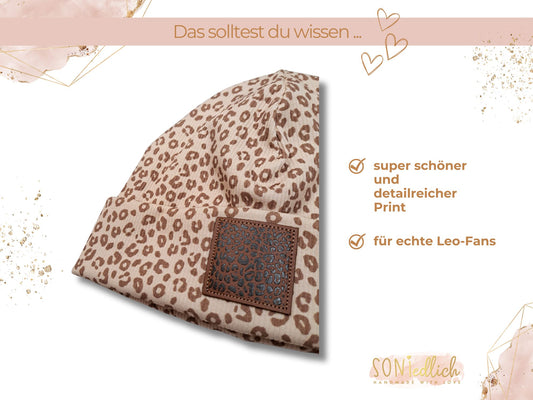 Mütze Leo aus beigem Rib-Jersey mit braunem Leo-Print. Sehr schöner detailreicher Print. Für echte Leo-Fans.