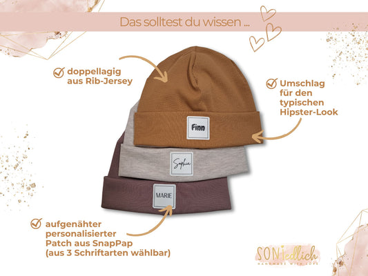 Personalisierte Mütze für Babys und Kinder aus Rib-Jersey. Doppellagig aus angefertigt mit dem typischen Hipster-Umschlag. Beim Patch kann aus 3 verschiedenen Schriftarten ausgewählt werden.