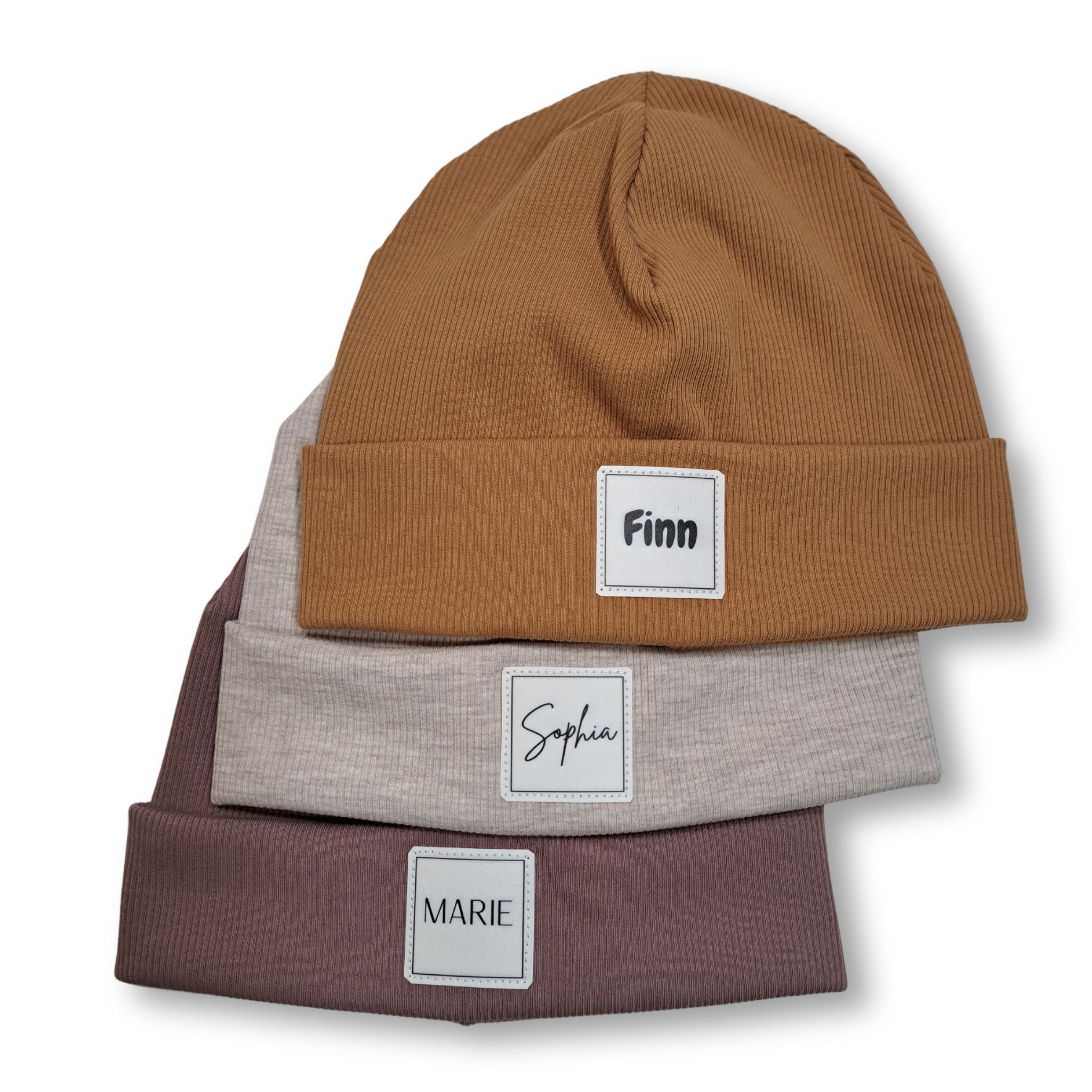 Personalisierte Mütze für Babys und Kinder aus Rib-Jersey mit Wunschname. Hier in den Farben mauve, beige-meliert und caramel.