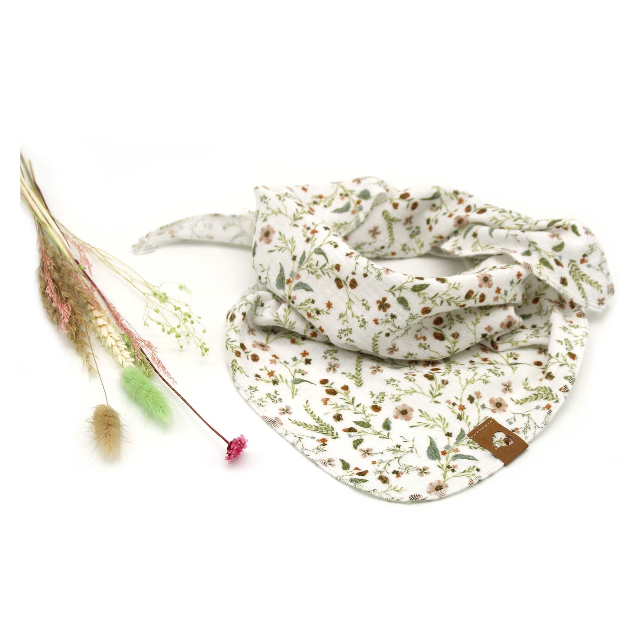 Musselintuch für Kinder in weiß mit Blütenmotiv.