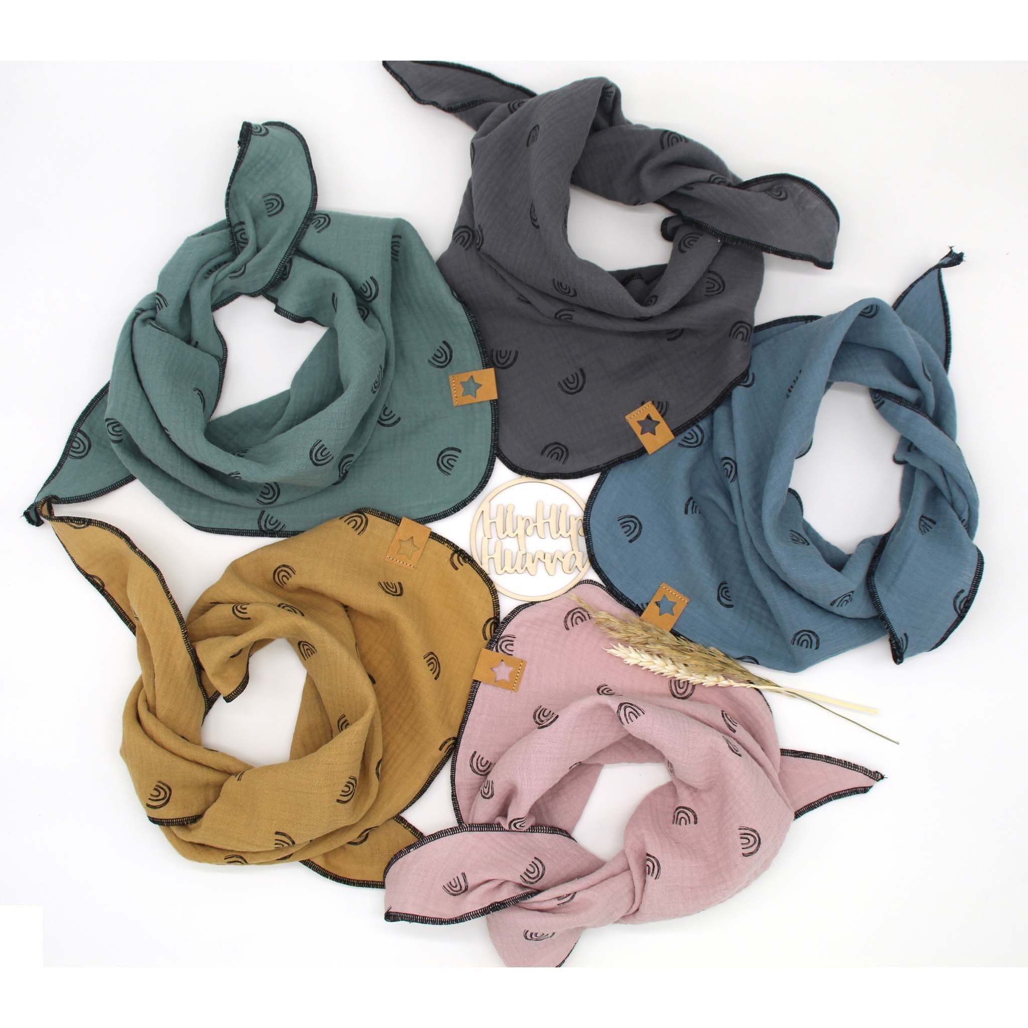 Musselintuch für Kinder mit schwarzen Regenbögen. Darstellung aller Farben: anthrazit, dustymint, dustyblue, dustyrose und caramel