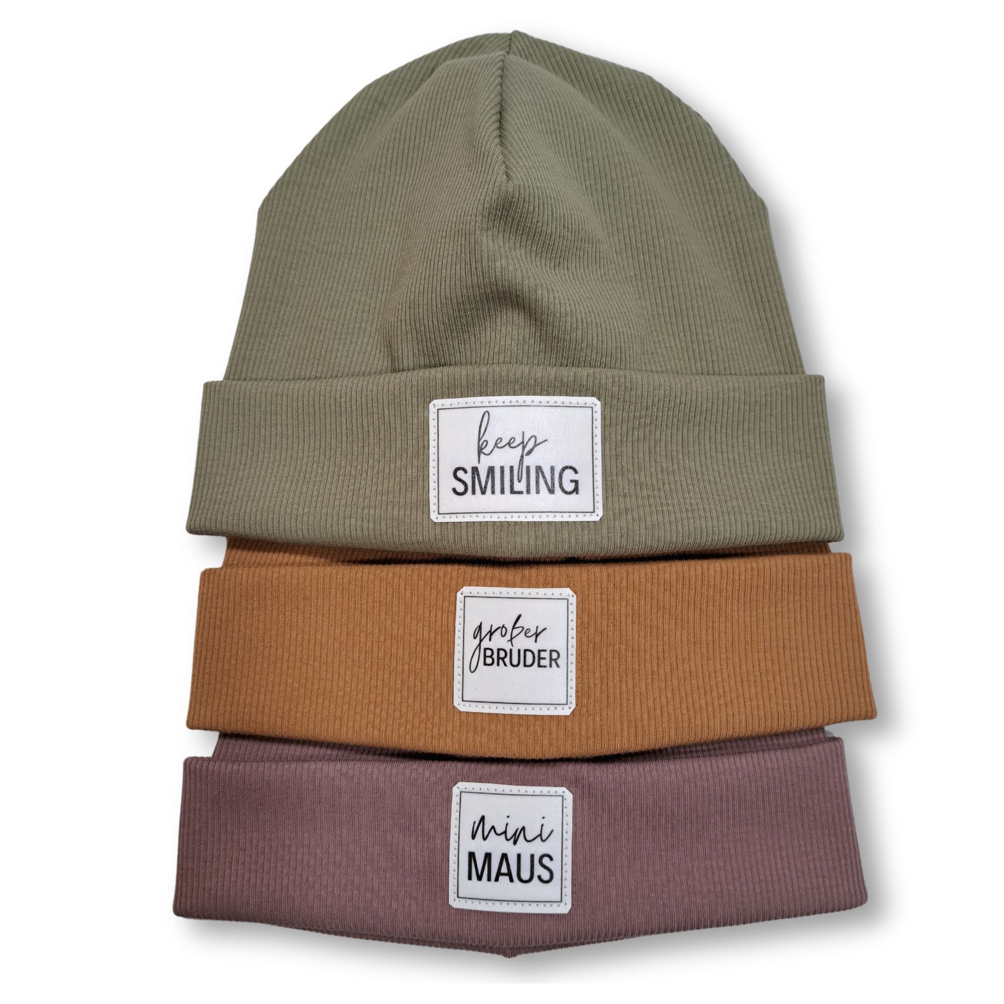 Statement-Mütze für Babys, Kinder und Erwachsene. Personalisierbar in 11 Farben. Hier in den Farben mauve, caramel und olive.